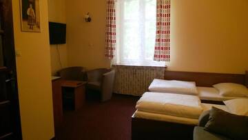 Фото номера Четырехместный номер с собственной ванной комнатой Мини-отель Hotelik Polonia г. Лович 2